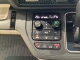 プラズマクラスター付き・オートエアコンがついてます。左右独立で温度設定のできるデュアルオートエアコンです。パネル内のシートヒータースイッチは前席の左右別々に3段階で温度設定ができます。