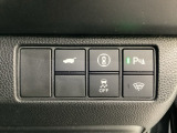 Hondaセンシング用の、VSA(ABS+TCS+横滑り抑制)解除スイッチなどはハンドルの右側に装備しています。