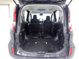 サードシート、セカンドシートを倒すとさらに広々のラゲッジスペース