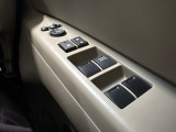 運転席のスイッチで全てのウィンドウの開閉操作を行うことができます。ロックボタンをONにしておくと、運転席以外のウィンドウは作動しないのでお子様を乗せているときなども安心ですね♪