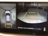 車の全周囲の画像が表示されます。運転席から見づらい個所なども、上空から見たような映像で確認できます。映像のきりかえも出来、後方確認だけでなく大変便利な機能です。