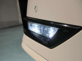 フロントLEDフォグランプです鮮やかな日光色で明るく足元を照らします。
