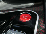 シフトレバーはe-POWERならではのスイッチタイプになります!下に収納できるフローティングコンソールはNISMO専用レッドカーボン調フィニッシャーはスポーティーモデルの高揚感を際立たせてくれますね!