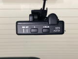 後方にもドライブレコーダーのカメラが付いています。前後両方でお車の周りを監視・記録いたします。