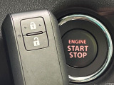 【キーレススタートシステム】カバンやポケットに入れたままでもドアの施錠・解錠が可能なスマートキーを装備。エンジンのオン・オフ時もカギを取り出す必要が無いからとっても便利です♪