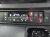 オートエアコンタイプなので細かい操作なしで快適温度に調整してくれます。シートヒーター付きで、冷えた車内でもスイッチを押せば数秒で座面と背もたれがあたたかくなります。
