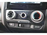 マニュアルエアコンのお車です!直感的な操作で車内の温度を調節することができます!