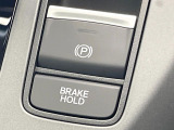 【オートブレーキホールド】信号待ちや渋滞で停車時にブレーキから足を離しても、停止状態を保持してくれます。前進するときはアクセルを踏めば自動で解除されるので安心♪街乗り運転が楽になります♪