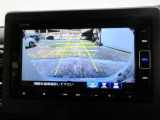 バックカメラの画像です。ガイドラインがスムースな車庫入れをサポートいたします。車庫入れの安心感がアップしますね。