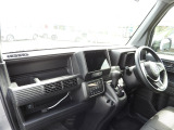 ★助手席周辺★ダッシュボードには豊富な収納BOXがありいつもすっきりとした車内!ほしい場所にちょうど良い収納を備えています。大きなフロントガラスによって見晴らしも良く快適な座り心地となっております