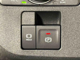 指先だけで簡単に操作が可能な電動パーキングブレーキを採用。「HOLD」スイッチを押すと、渋滞や信号待ちなどでブレーキペダルから足を離しても、ブレーキを保持するので安心です