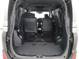 【トランクルーム】荷室の広さも十分です!シートアレンジでシートを畳めば長い荷物だって積めますね。シートアレンジの操作方法など、お気軽にご相談下さい。