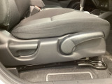 シートハイトアジャスターが付いているので運転姿勢を調整するのに便利ですね。身長に合ったシートポジションは安全運転や疲労軽減にもつながります。
