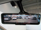 スマートルームミラーも付いています。後方ピラーや荷物.後席に同乗している方や曇りなど視界が遮られた場合でも後方カメラからの映像で安全確認をすることができます。