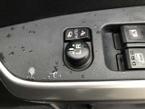 電動格納式ドアミラー付き。 狭い駐車場へ停めた時に、ボタン1つで左右のミラーをたたむ事ができます。