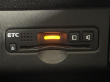 【ETC】有料道路を利用する際に料金所で停止することなく通過できる、ETC車載器(ノンストップ自動料金収受システム機器)が装備されています。セットアップを行うことで利用可能になります。