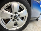 ●純正16インチアルミホイール:輸入車ならではの卓越した走りを支えるホイールと足回りです!日本車の走りに慣れている方にもぜひ体感して頂きたいほど、高いレベルでまとまっています!