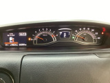 スピードメーターとタコメーターを大きく配した見やすいメーター部になっています。左側のインフォメーション画面でオドメーターや燃費などの情報を確認できます。
