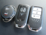 スマートキー2つとエンジンスターター付きです。
