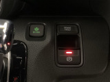 セレクトレバーの右に電子制御パーキングブレーキがあります。スイッチひとつで、停車した地点の傾斜などをシステムが検知・判断してブレーキ力を自動的に最適制御し、しっかり停車できるパーキングシステムです。