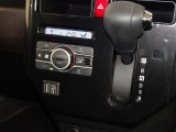 車内を快適に、オートエアコンを装備しています。