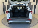 リアシートを倒すことでほぼフラットの状態となります。スペースを広く有効にご活用いただけます。