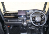 操作性に優れた運転席となります!小物入れや各ボタンの配置にこだわり、使いやすいです!座り心地もよく視認性も良好なのでロングドライブもお任せ下さい!