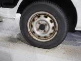 実車はスタッドレスタイヤを装着、各ホイールにもサビがみられます。