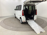 当車はスロープ付きの車いす仕様車です。緩やかなスロープをウインチで車いすを引っ張って乗り降りができます。福祉車両の総額表示価格は課税・非課税で変わります。詳細はスタッフにお問い合わせ下さい。