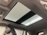 【サンルーフ】 ボタンひとつで開閉可能!開放感たっぷりのサンルーフが装着されています!車内に明かりを取り入れたり景色を楽しむ以外にも、車内の空気も簡単に換気できて快適です♪