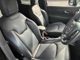 アップライトに着座するシートは、操作に力もはいりやすく、車両感覚も掴みやすいと好評です。