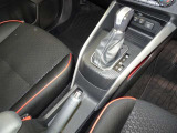 操作が楽なフロアシフトです、レバー式パーキングブレーキで足元インパネ周りもすっきりしています。