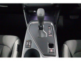 電動パーキングブレーキを採用していますので、従来のサイドブレーキレバーがなく、すっきりとしたシフト周りです。