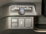 ハンドルの左下にETCとHondaセンシング用の、VSA(ABS+TCS+横滑り抑制)解除スイッチなどがついています。高速道路の料金所の通過も楽々です。 カードの取り出しもしやすい場所についています。