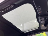 【ガラスルーフ】ガラスルーフ搭載で車内の解放感が一気にアップ!開放的なドライブをお楽しみいただけます。
