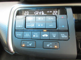 オートエアコンは左右席で独立温度コントロールが可能です。運転席はキンキンに冷やして助手席はマイルドにと言った設定が可能です。暑さ寒さでケンカすることもなくなりますね。
