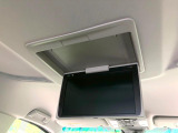 【フリップダウンモニター】大画面モニターで後席でもエンタメをお楽しみいただけます。小さなお子様にも大人気の装備です♪
