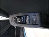 運転席ドアの操作しやすい位置にミラー操縦スイッチがついておりますので、ストレスなく自分のフィットする位置にセッティング頂けます。