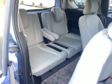 【3列目後部座席】3列目でも快適なスペースを確保しています!!また2列目が乗り込みやすいように可動しますので乗り降りもラクラクです!