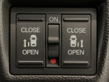 【両側パワースライドドア】両側がパワースライドドアになっており、運転席のスイッチやスマートキーでも開閉が可能です!開口部も広いので乗り降りも楽々♪