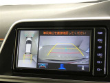 【全周囲モニター】車を上空から見下ろしたような映像をカーナビ画面に映し出し、車庫入れや縦列駐車をサポートしてくれます。