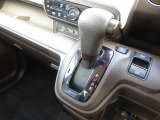 手の届きやすい位置にレイアウトされた操作のしやすいインパネシフト◎コンパクト設計で足元もスッキリお使い頂けます◎