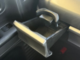【ドリンクホルダー・助手席側】スライド式なので使わないときはスッキリ収納できます。