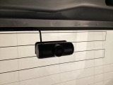 後方にもドライブレコーダーのカメラが付いています。前後両方でお車の周りを監視・記録いたします。