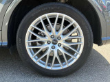 20インチ純正アルミホイール装備 全車両に標準装備の純正アルミホイールは、純正ならではのバランスの良いデザインと、走行安定性をお楽しみ頂けます。