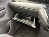 助手席下側には1つの収納があり使い勝手も良好です!