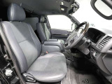 ゆったり室内で運転もしやすいです♪使い勝手の良い配置も考えられています!!