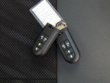 電子キーをポケットやカバンに入れているだけで、ドアの開錠・施錠が行えます。荷物を抱えていてもラクラク開閉です。エンジン始動も行えます。