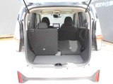 バックドアは大きく開きます。入り口も低くなっていますので大きな荷物の積み下ろしも楽々ですよ