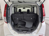 とても広々、大きな開口部の荷室スペースですね。 開口部広々だから、大きな荷物も楽々収納出来ちゃいますね。 荷物スペースは広いほうがいいですよね。
